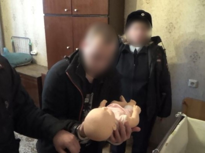 Уралец набросился на младенца с кулаками