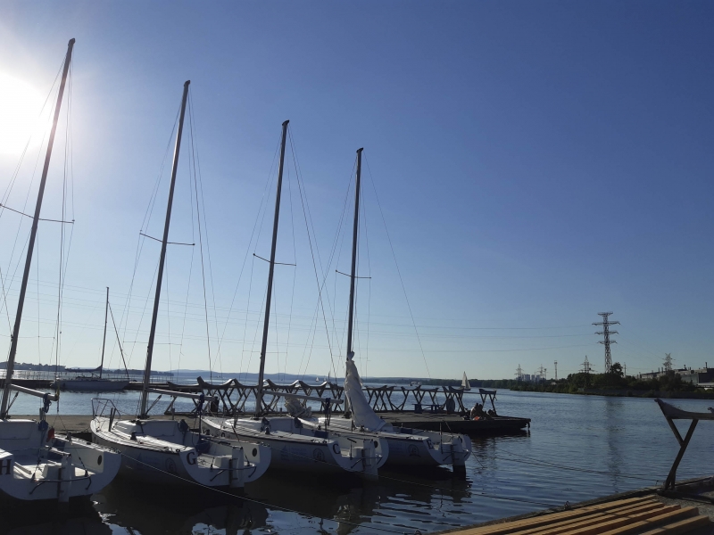 Яхт-клуб является любимым местом отдыха местной элиты и базой для детской спортшколы