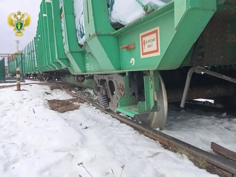 Груженый лесом поезд соскочил с колеи