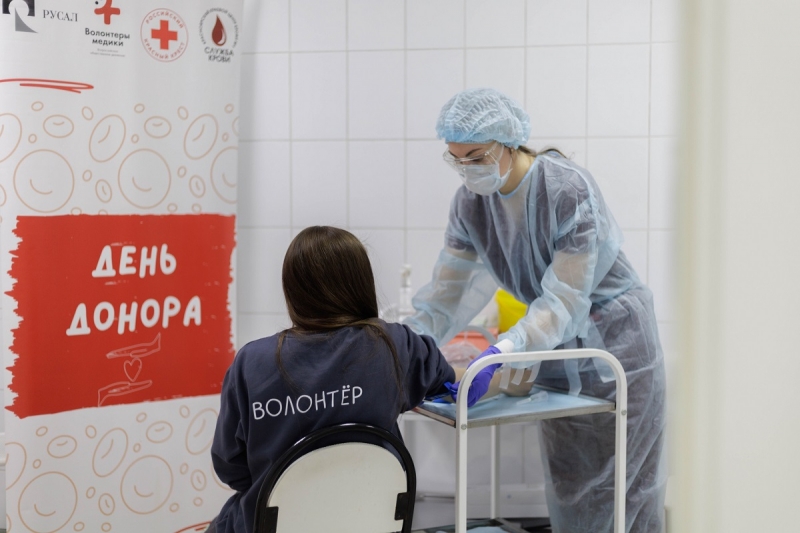 Волонтер сдает кровь