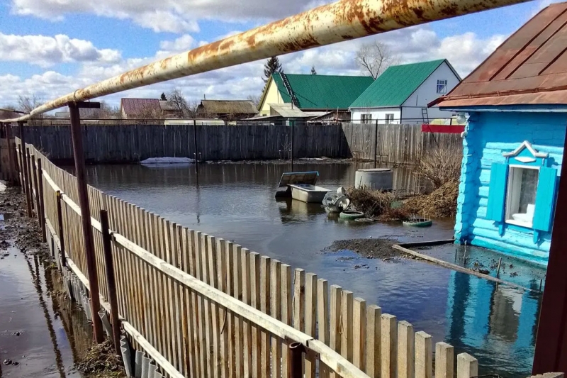 Паводковые воды и дождь превращают огород женщины в озеро
