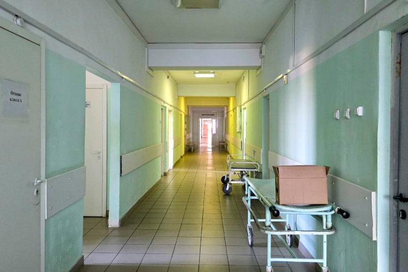 Балкон с десятью детьми рухнул в школе в Севастополе