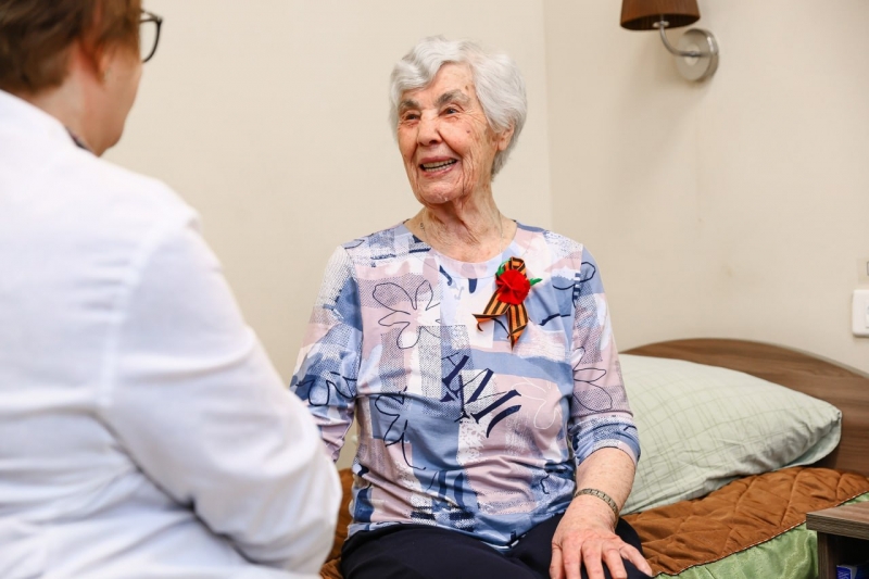 Отдельная традиция касается персональных поздравлений 90-, 95- и 100-летних ветеранов