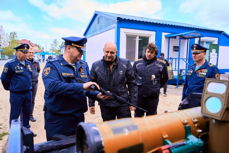 Артем Жога возложил цветы к мемориалу в память о сотрудниках и выпускниках центра, которые пропали без вести или погибли при выполнении боевых задач