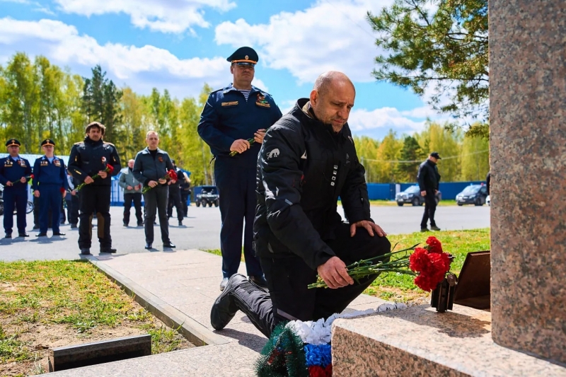 Артем Жога возложил цветы к мемориалу в память о сотрудниках и выпускниках центра, которые пропали без вести или погибли при выполнении боевых задач