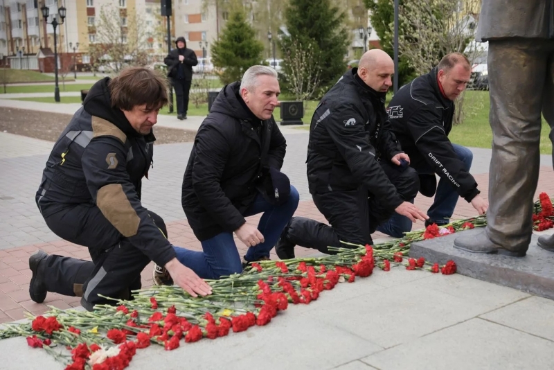 Артем Жога возложил цветы к мемориалу в память о сотрудниках и выпускниках центра, которые пропали без вести или погибли при выполнении боевых задач