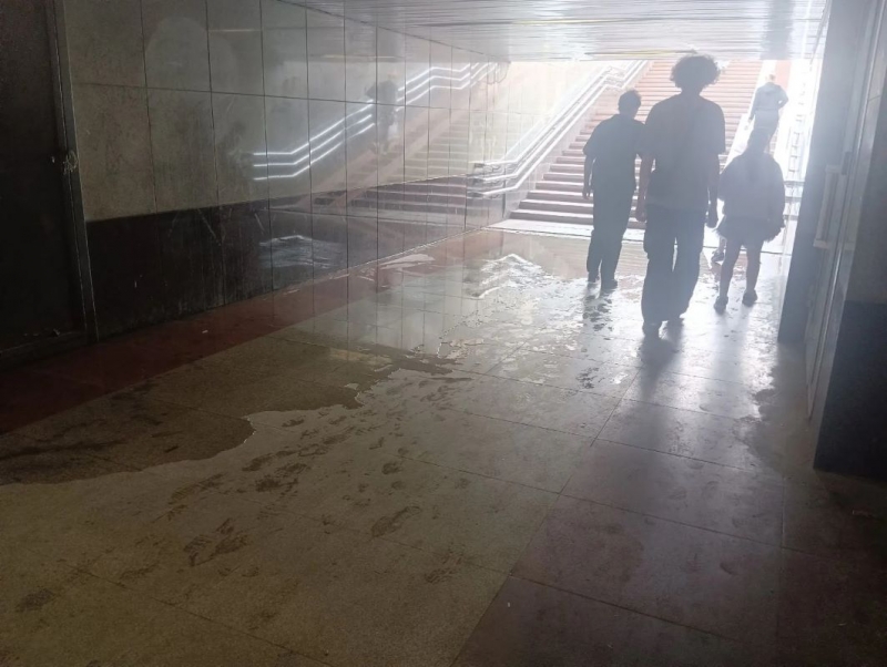 Вода стремительно заливает пол подземного перехода