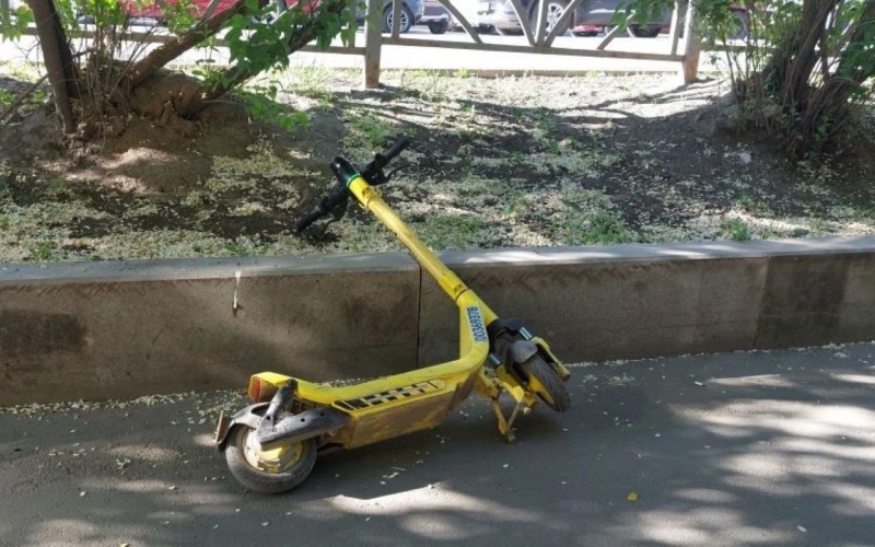 Брошенный самокат