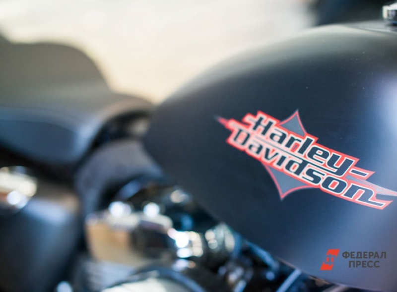 Женщина стремительно мчалась по ночной улице на своем Harley-Davidson