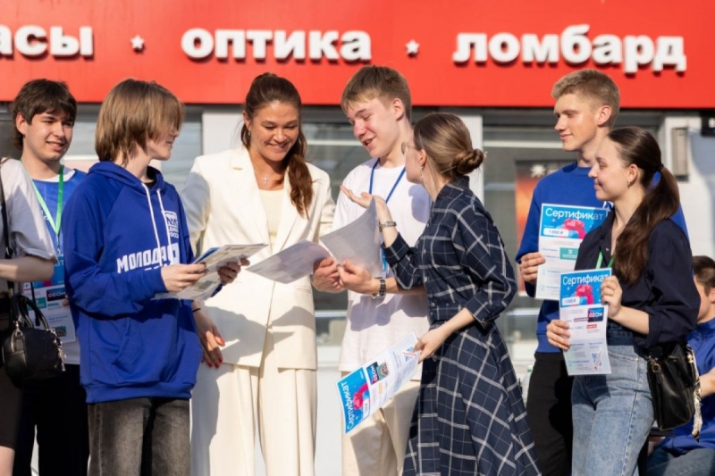 Вице-мэр Марина Фадеева наградили лучших волонтеров