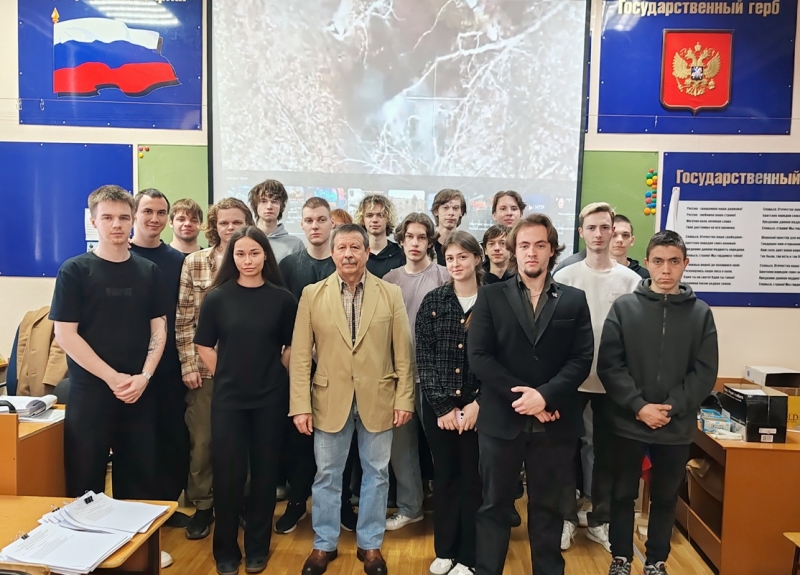 Депутаты Думы Владивостока провели для школьников и студентов уроки парламентаризма