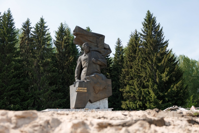 Памятник Кузнецову
