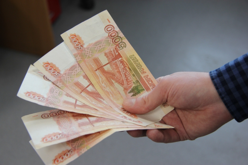 Человек держит деньги
