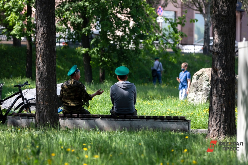 Люди отмечают День пограничника