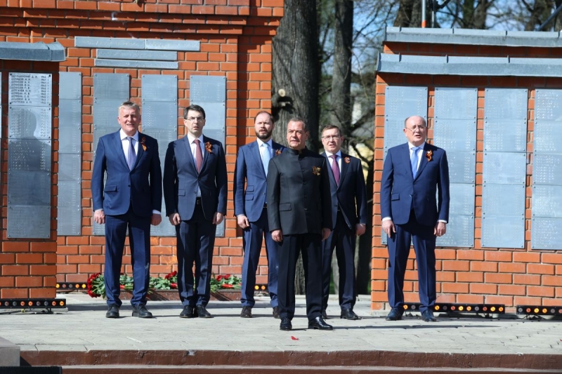 Медведев на церемонии зажжения Вечного огня