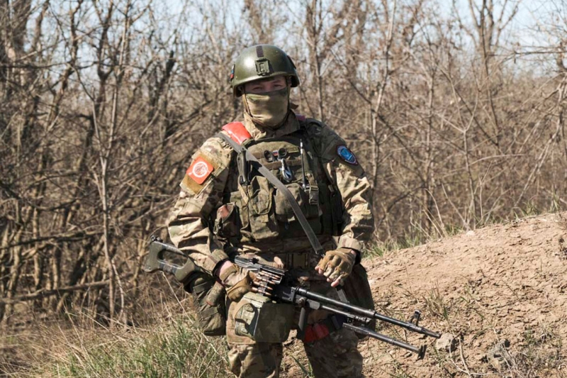 Российский боец с оружием