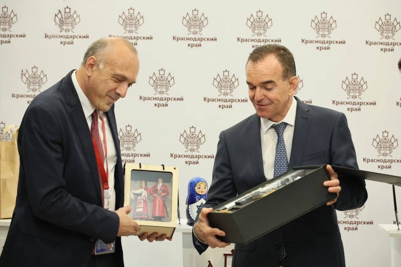 Бутылку вина подарил послу Израиля глава Кубани Кондратьев