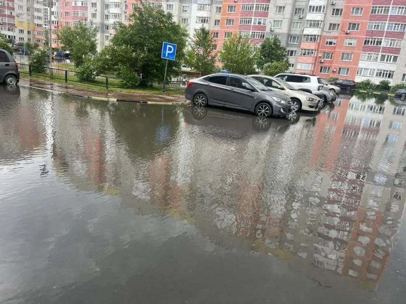 Автолюбители встали в километровые пробки в час пик