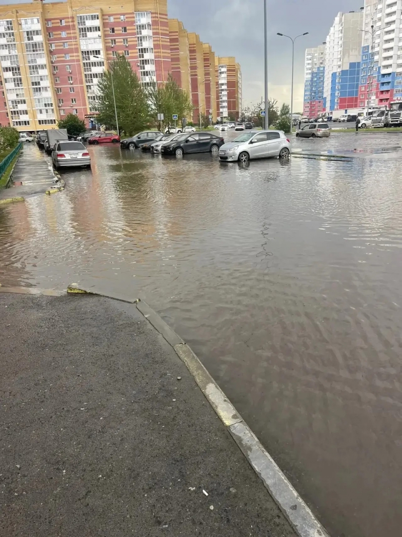 Автолюбители встали в километровые пробки в час пик