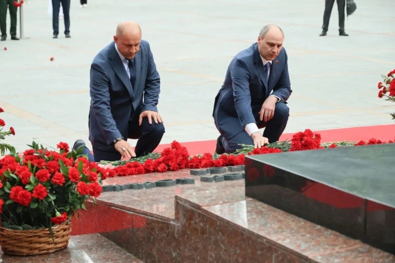 Цветы к мемориалу возложили Артем Жога и свердловский губернатор Денис Паслер