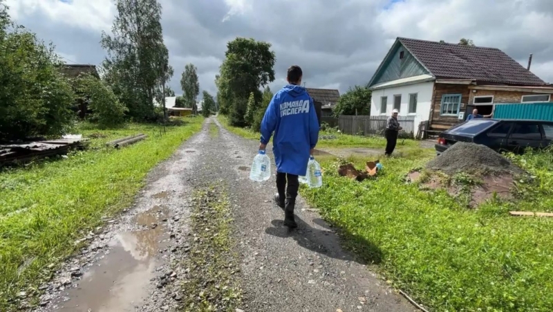 Волонтеры приносят пострадавшим воду, еду и все необходимое