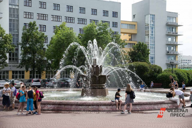 Летом многие екатеринбуржцы спасаются от жары у фонтанов