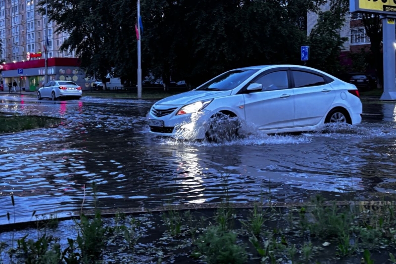 Машина в луже, ливень