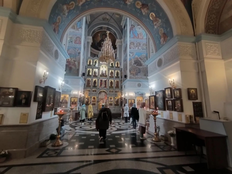 Жители города несут цветы к месту трагедии