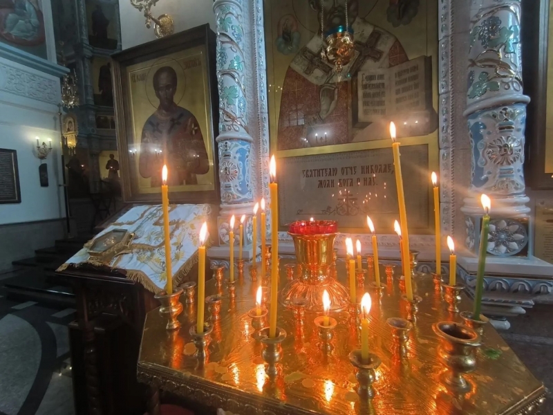 Жители города несут цветы к месту трагедии