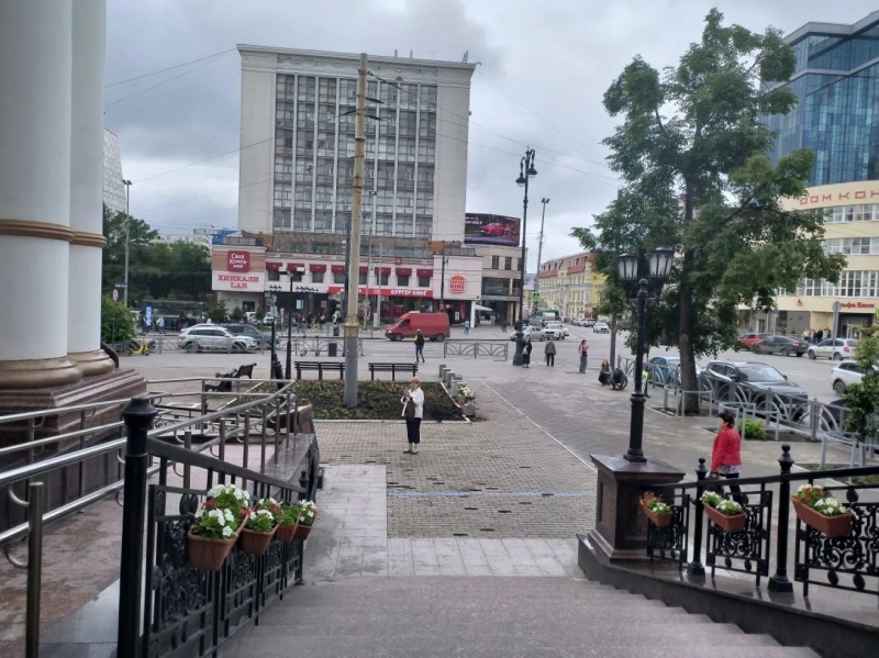 Жители города несут цветы к месту трагедии
