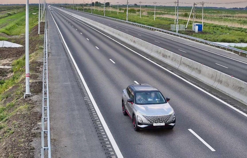 Автомобиль на трассе