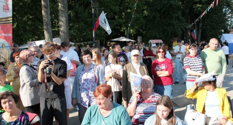 В праздничной программе были представлены песни и танцы