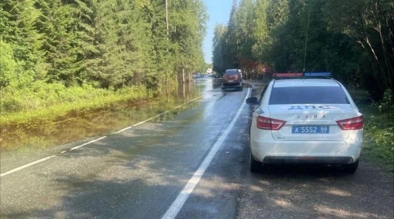 Некоторые трассы до сих пор отрезаны паводком, сотрудники ГАИ разворачивают водителей