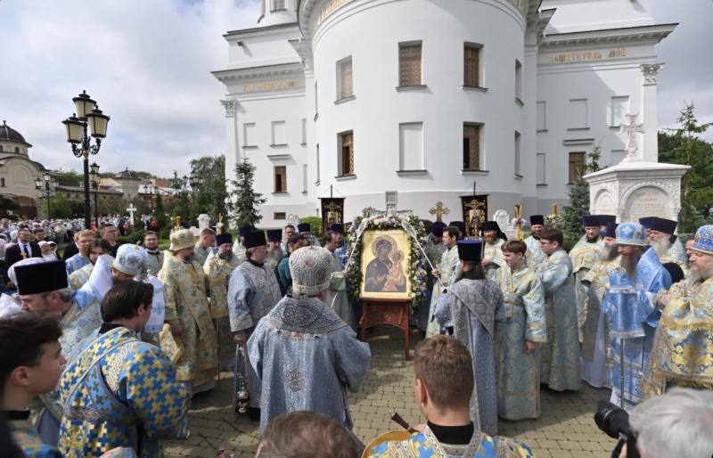 В храме собралось более тысячи верующих