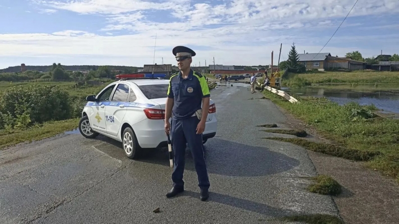 Полицейские направляют водителей в объезд