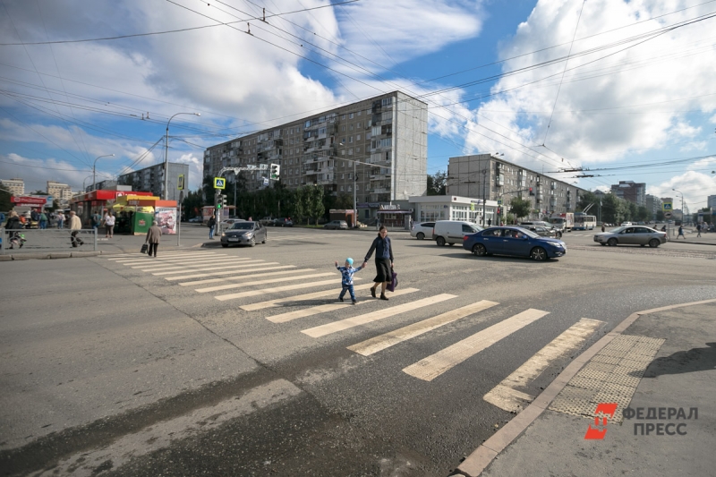 Екатеринбуржцы переходят дорогу
