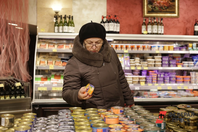 покупательница в магазине