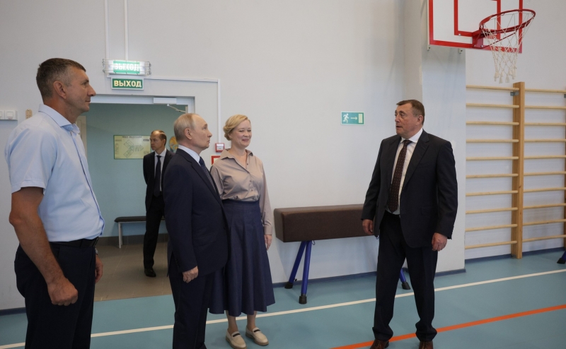 Путин посетил больницу и школу на Итурупе