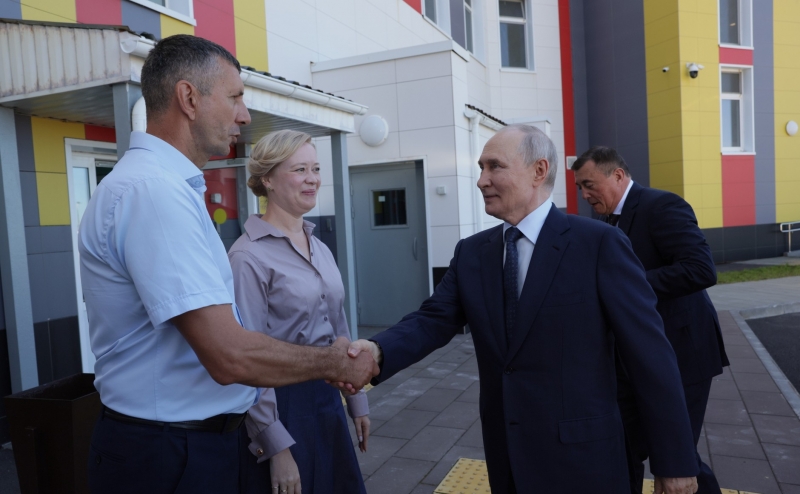 Путин посетил больницу и школу на Итурупе