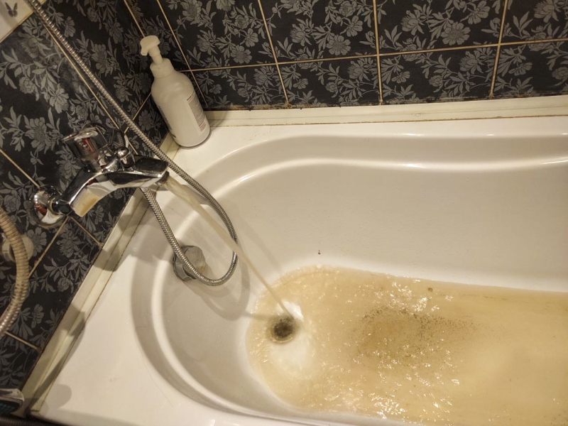 Весь уикенд екатеринбуржцы провели без водопроводной воды