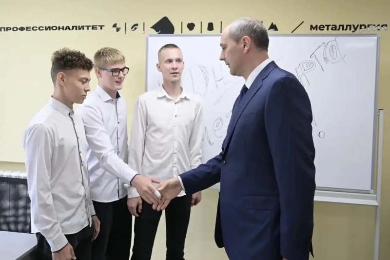Денис Паслер и учащиеся колледжей
