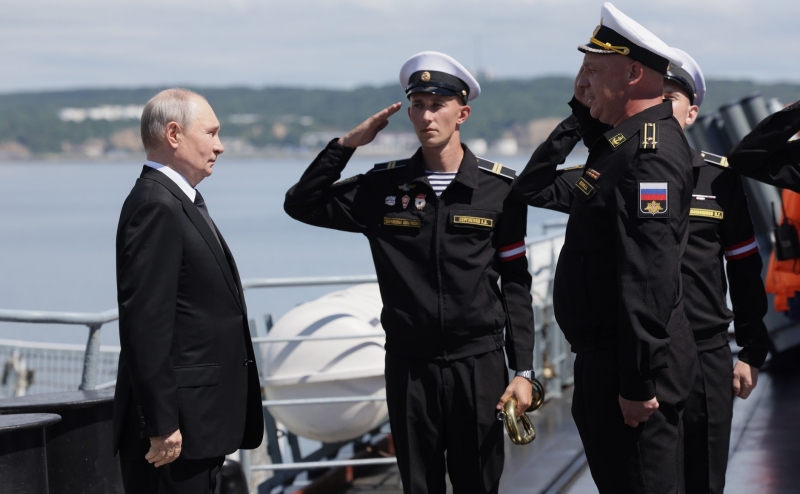Путин и военные моряки