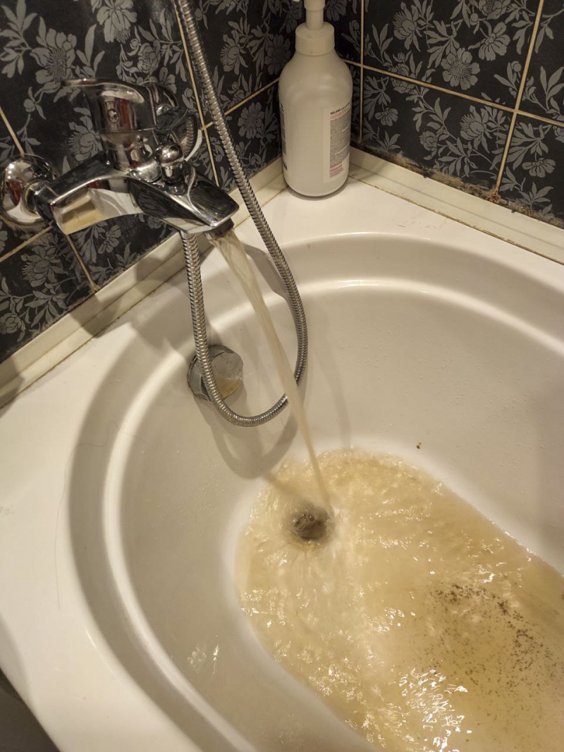 Грязная вода течет из крана