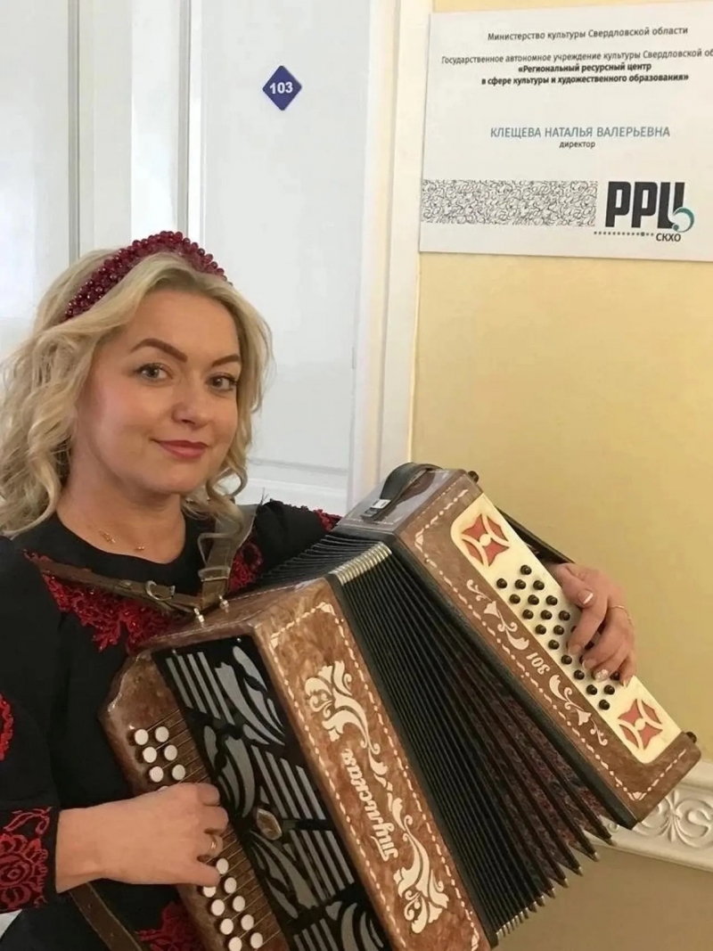 Артистка с баяном