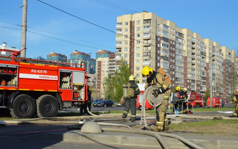 Пожарные у очага возгорания
