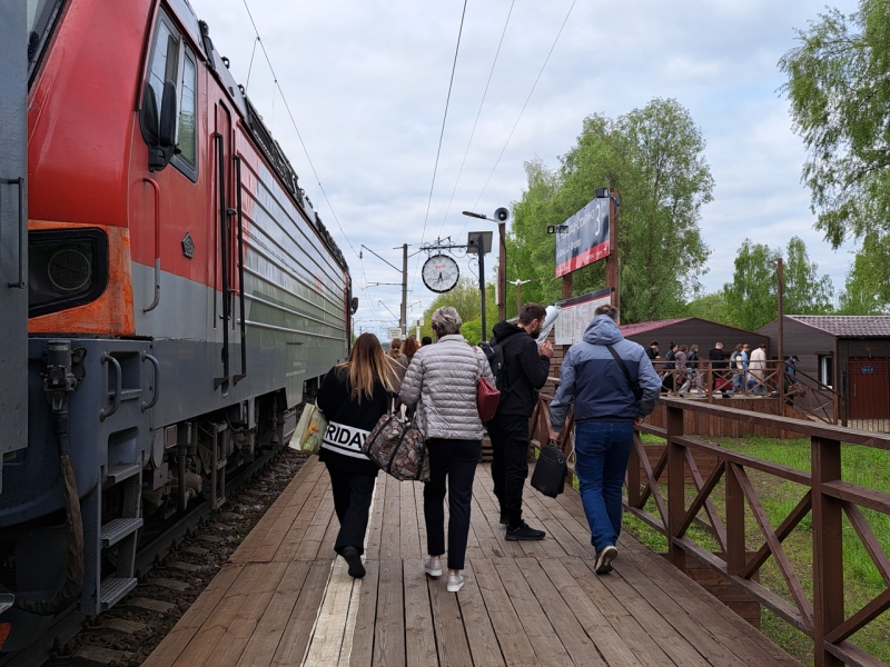 Путешественники вышли на перрон
