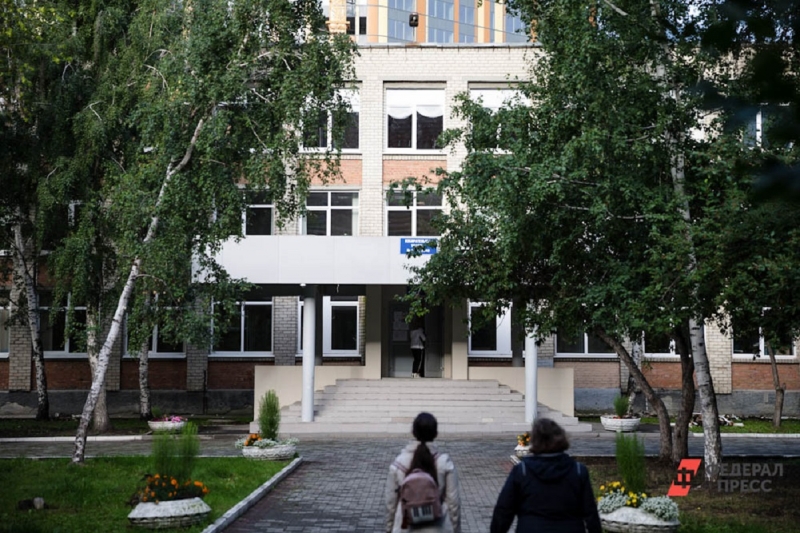 Выпускники идут в приемную компанию