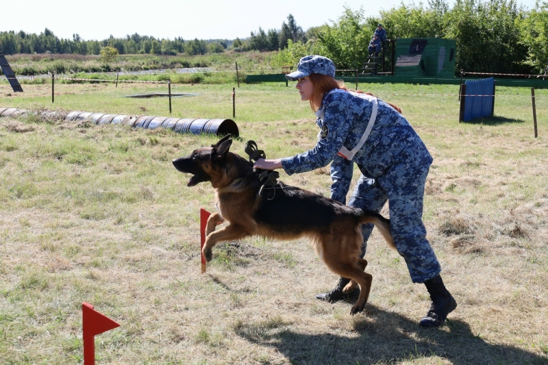 кинолог с собакой