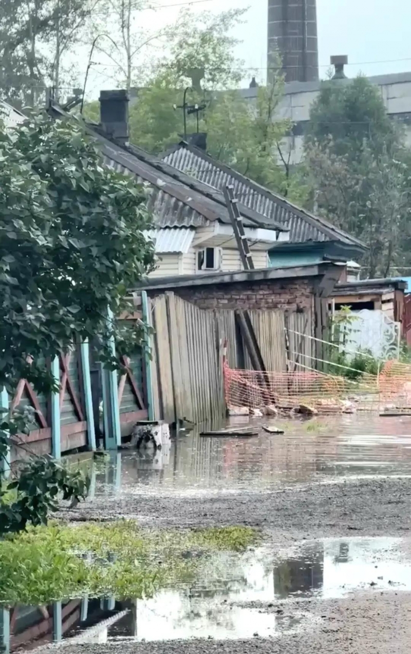 Вода стояла не только на улице, во городах и в домах была по колено и выше
