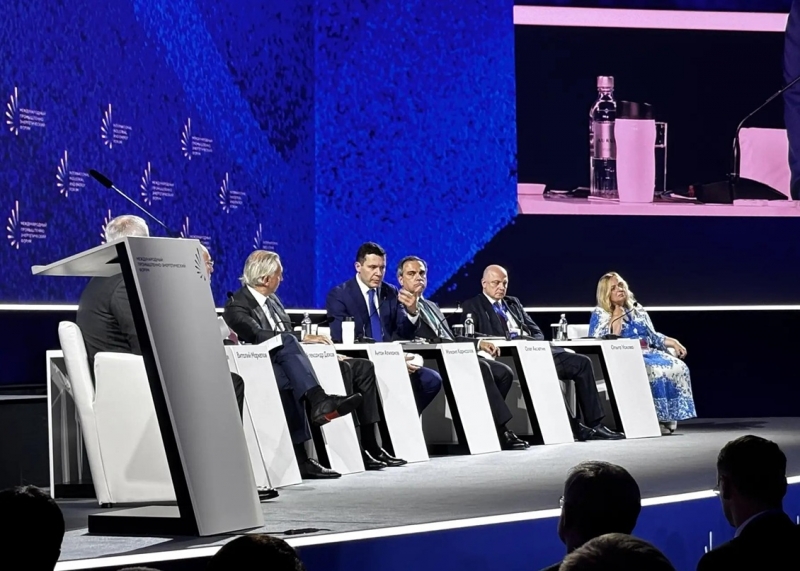 Глава Минпромторга Антон Алиханов принял участие в пленарной сессии форума
